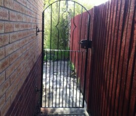Side Gate